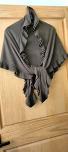 Purset / Luise Steiner  knitted shawl /scarf with playful scalloped edging