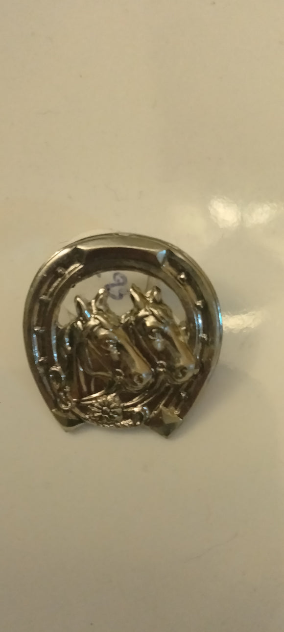 Hat pin Pewter  2 Horses in Lucky  Horse shoe